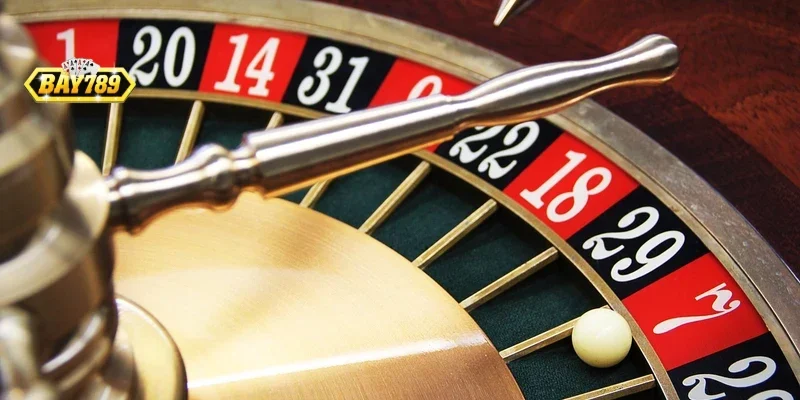Góc quay cận cảnh bàn cược Baccarat với Dealer chuyên nghiệp tại Bay789