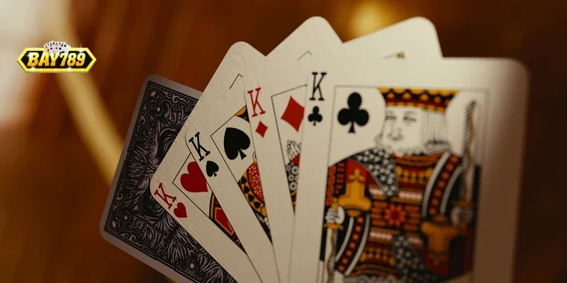 chien-thuat-blackjack-bay789 Người chơi đang tập trung phân tích chiến thuật blackjack Bay789 trên màn hình máy tính