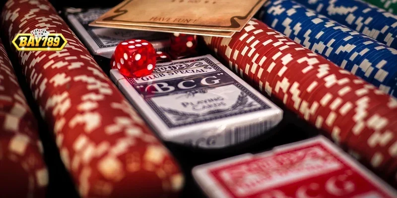 Giao diện bàn chơi trực tuyến với sự xuất hiện của Dealer chia bài Bay789