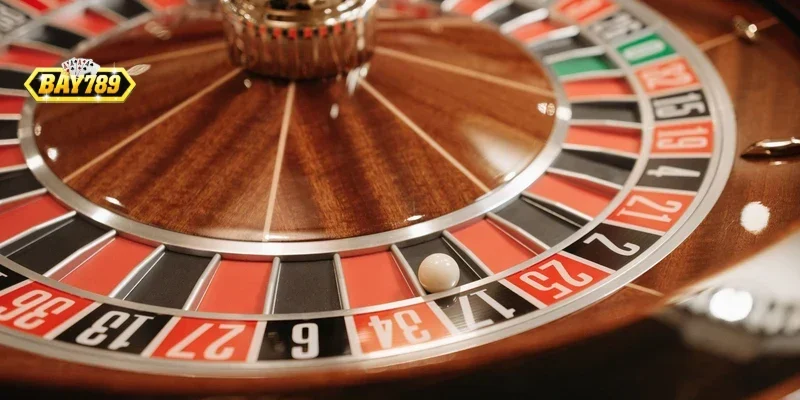 Bàn cược roulette trực tuyến với các chip cược được sắp xếp khoa học